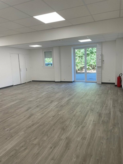 Vente Local commercial , 600 pi2 à Challes-les-Eaux (73190) en France