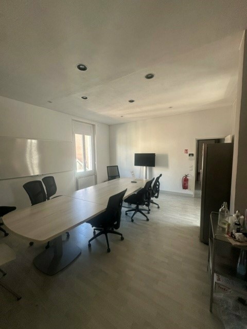 Vente Local commercial Local d'activité / Entrepôt, 3880 pi2 à Aix-les-Bains (73100) en France