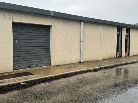Vente Local commercial Local d'activité / Entrepôt, 125 m2 à Gémenos (13420)