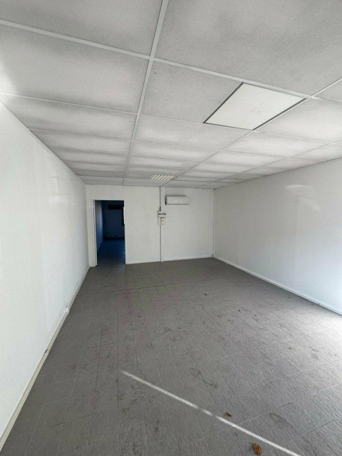 Vente Local commercial , 590 pi2 à Aubagne (13400) en France