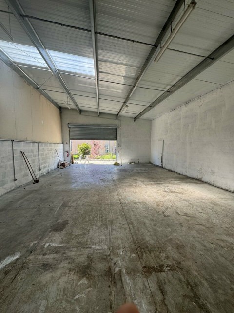 Vente Local commercial Local d'activité / Entrepôt, 970 pi2 à Aubagne (13400) en France