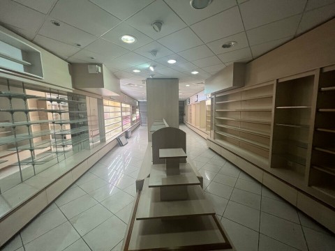 Vente Local commercial , 250 m2 à Bagnols-sur-Cèze (30200), en plein centre ville en France