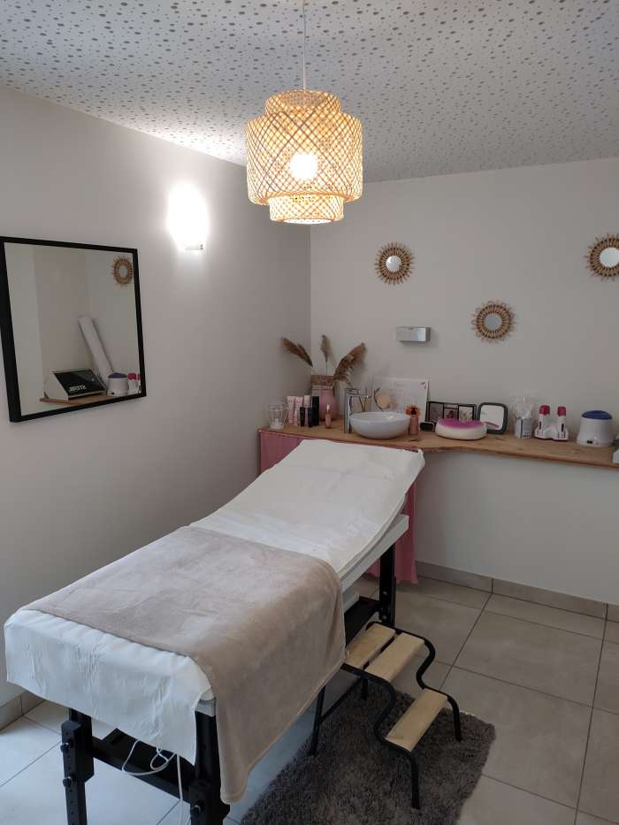 Vente Salon de coiffure, Esthétique / salon de beauté, 120 m2 à Poligné (35320), dans le centre ville