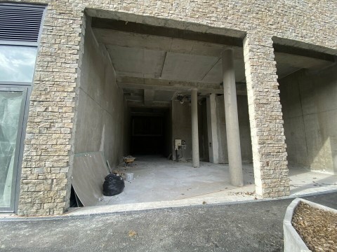 Vente Local commercial , 1140 pi2 à Savigny-le-Temple (77176) en France