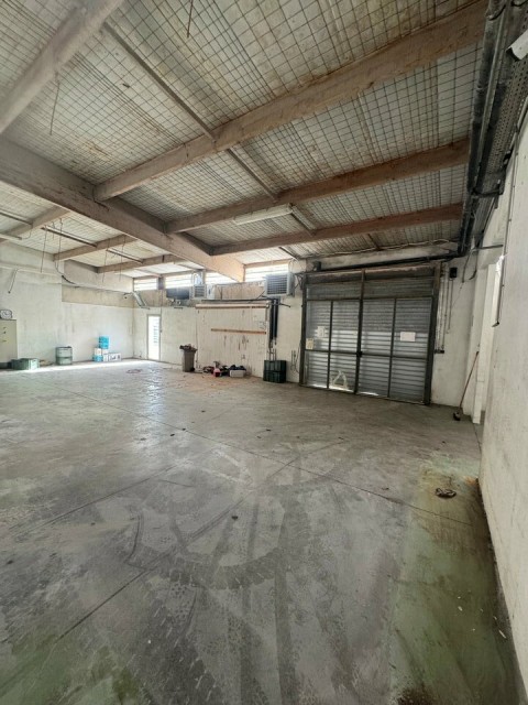 Vente Local commercial Local d'activité / Entrepôt, 360 m2 dans une zone industrielle, à Aubagne (13400) en France