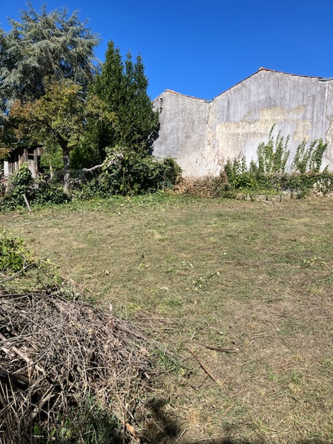 Vente Terrain de 7180 pi2 dans une rue calm, à Saintes (17100) en France