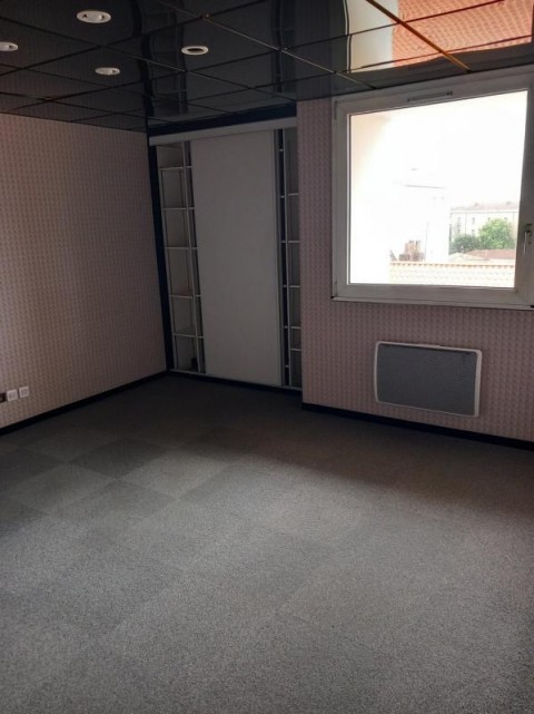 Vente Bureaux / Locaux professionnels, 3020 pi2 à La Roche-sur-Yon (85000) en France