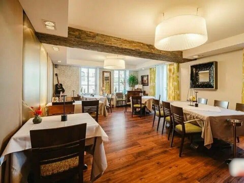Vente Hôtel restaurant de 8 chambres avec terrasse dans une zone touristique, à Saint-Quirin (57560)