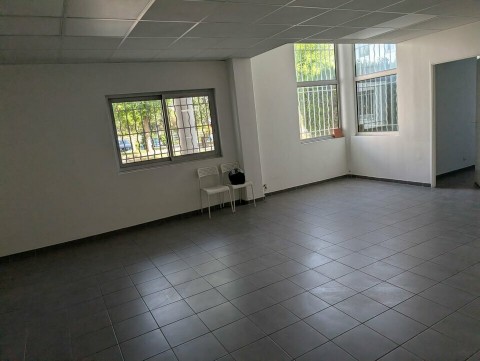 Vente Local d'activité mixte de 446 m2 dans une zone industrielle, à Vitrolles (13127)