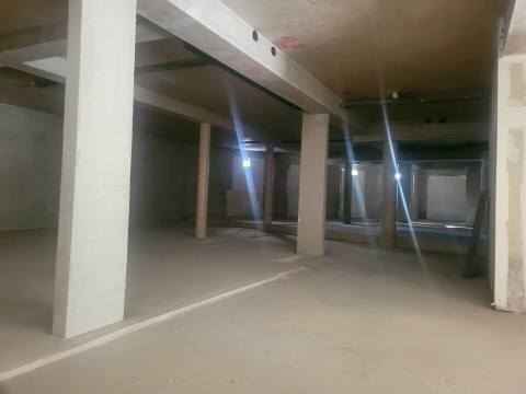 Vente Local commercial de 320 m2 dans un quartier résidentiel, à Montreuil (93100) en France