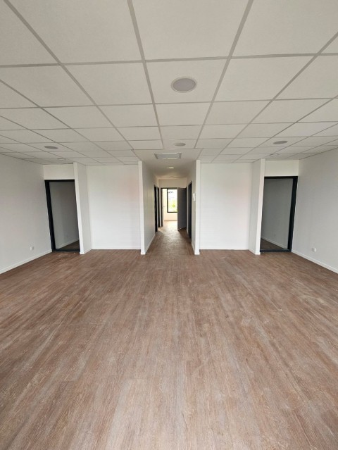 Vente Bureaux / Locaux professionnels, 87 m2 à Saintes (17100) en France