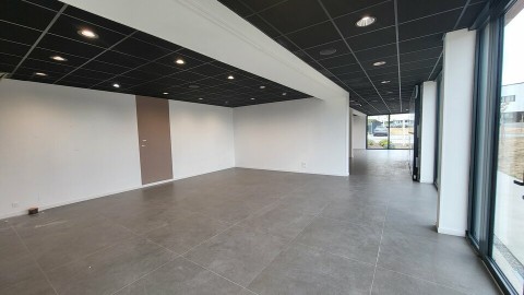 Vente Local commercial de 1420 pi2 pour des activités de présentation de produit show-room, services à la personne, à Saint-Nazaire (44600) en France