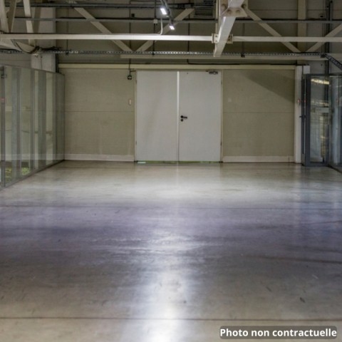 Vente Local de 900 m2 pour une activité de stockage, artisanale, tertiaire ou industrielle dans une zone industrielle, à Bourg-en-Bresse (01000) en France