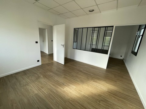 Vente Bureaux / Locaux professionnels, 108 m2 à Chartres (28000) en France