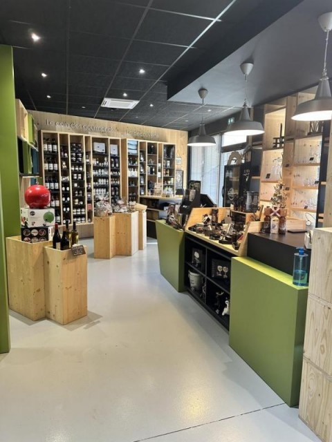 Vente Cave à vins, spiritueux, épicerie et accessoires en plein centre d'un village dynamique, proche de Bourg-en-Bresse (01000)