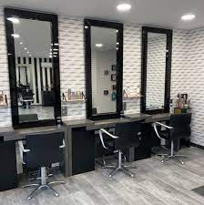 Vente Salon de coiffure mixte de 1460 pi2 dans une station balnéaire, à Les Sables-d'Olonne (85180) en France
