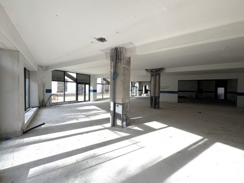 Vente Local commercial idéal pour Bureaux / Locaux professionnels, 84 m2 à proximité de toutes les commodités, à Montélimar (26200)