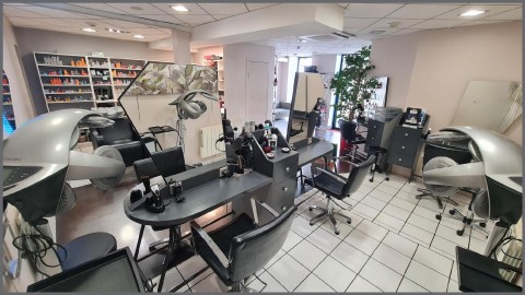 Vente Salon de coiffure de 560 pi2 en plein centre ville, à Mâcon (71870) en France