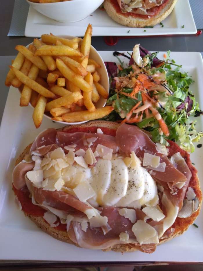 Vente Bar - restaurant tapas dans une zone d'activité en plein développement, proche de Pau (64000) en France