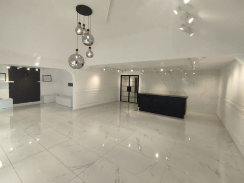 Vente Bâtiment commercial de 365 m2 dans une rue fréquentée, à Saint-Ghislain en Belgique