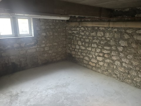 Vente Local commercial , 650 pi2 à Angoulême (16000) en France