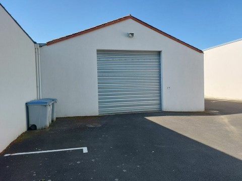 Vente Local d'activité de 3700 pi2 près de Nantes en zone artisanale (44000) en France
