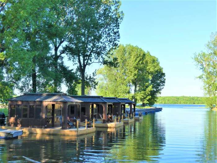 Vente Hebergemnet flottants touristique en location de courte durée capitale nautique du Quebec au Canada