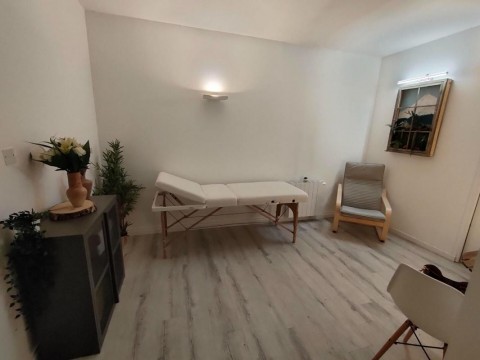 Vente Bureaux, locaux professionnels destinés aux professions libérales en centre ville de Montfavet en France