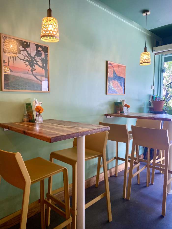 Vente Restaurant ambiance balnéaire et tropical, service à table et à emporter au cœur de Saint-Pierre en France