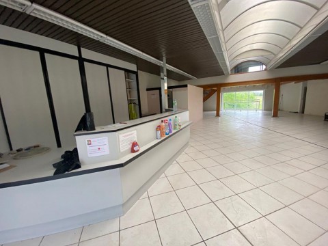 Vente Local commercial , 226 m2 à Saintes (17100) en France