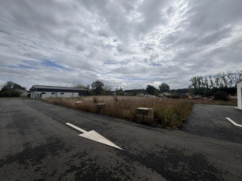 Vente Bâtiment commercial de 5010 pi2 sur un axe passant, à Sault-de-Navailles (64300) en France