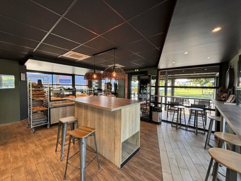 Vente Local commercial de 2050 pi2 sur un axe passant, à Mourenx (64150) en France