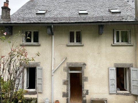 Vente Murs commerciaux, 227 m2 à Saint-Cernin (15310) en France
