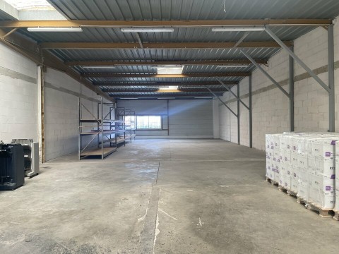 Vente Local commercial Local d'activité / Entrepôt, 3020 pi2 à Avrillé (49240) en France