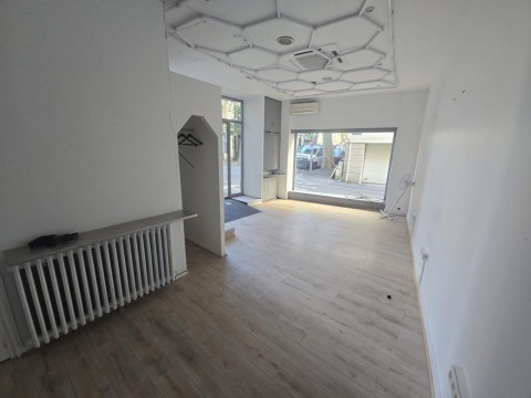 Vente Local commercial idéal pour Salon de coiffure, 1080 pi2 au coeur de centre ville d'Avignon en France