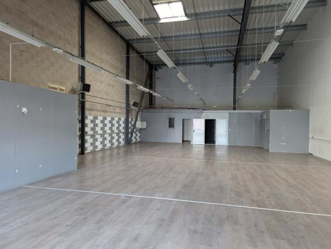 Vente Local commercial de 330 m2 à Nogent-sur-Oise au coeur d'une zone d'activité commerciale (60180) en France