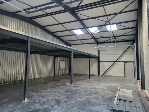 Vente Local commercial Local d'activité / Entrepôt, 90 m2 à Sainte-Pazanne (44680) en France
