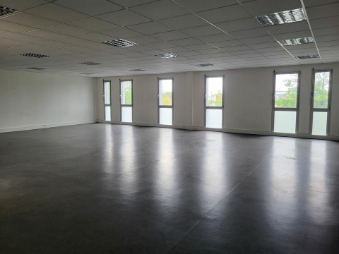 Vente Plateau de bureau de 1330 pi2 environ à Pornic (44210) en France