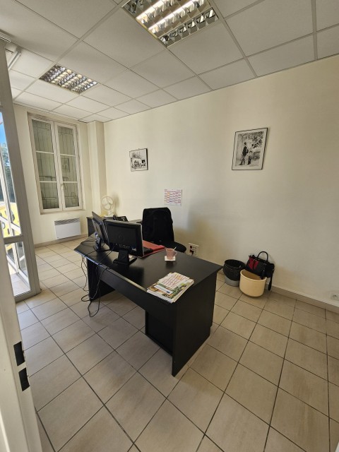 Vente Bureaux / Locaux professionnels, 1480 pi2 à Saintes (17100) en France