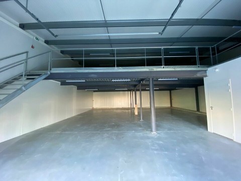 Vente Deux cellules d'activités de 586 m2 à Vallet (44330) en France