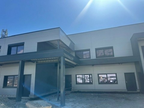 Vente Deux locaux d'activité et/ou commerciaux de 700 m2 à Saint-Alban-Leysse (73230) en France