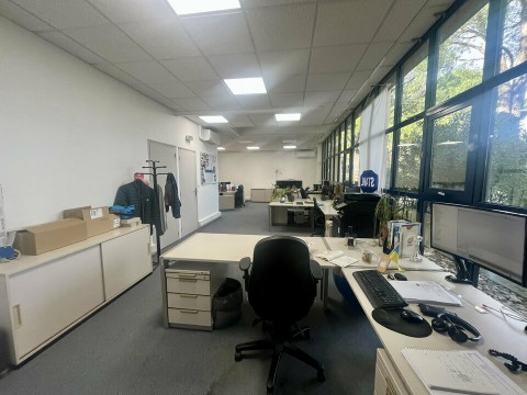 Vente Immeuble de bureaux de 4490 pi2 dans une zone fréquentée, à Avignon (84000) en France