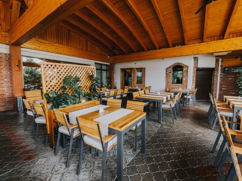 Vente Hôtel-Restaurant 2* de 13 chambres avec parking à Neuchâtel dans une zone touristique en Suisse