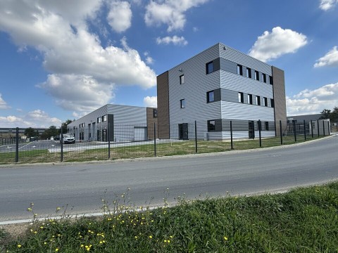 Vente Local d'activité / Entrepôt, 2010 pi2 à Cholet (49280) en France