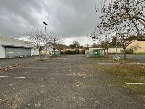 Vente Grand local commercial de 1061 m2 pour différentes activités dans une zone dynamique, à Fresnay-sur-Sarthe (72130)