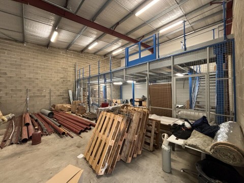 Vente Local d'activités de 2330 pi2 à Pau (64000) en France