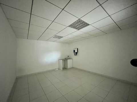 Vente Bureaux / Locaux professionnels, 282 m2 à Sorgues (84700) en France