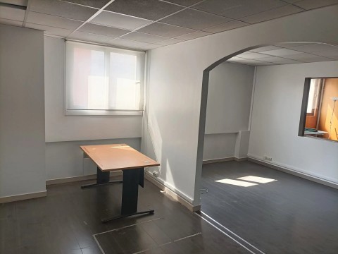 Vente Bureaux / Locaux professionnels, 70 m2 dans une zone dynamique, à Ivry-sur-Seine (94200) en France