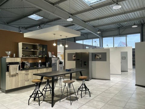 Vente Local commercial de 600 m2 idéal pour une activité commerciale, de service ou d'exposition dans une zone commerciale, à Châteaubriant (44110)