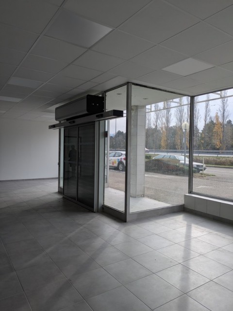 Vente Local commercial de 1800 pi2 pour activité professionnelle, show room, bureaux à Saint-Martin-le-Vinoux (38950) en France